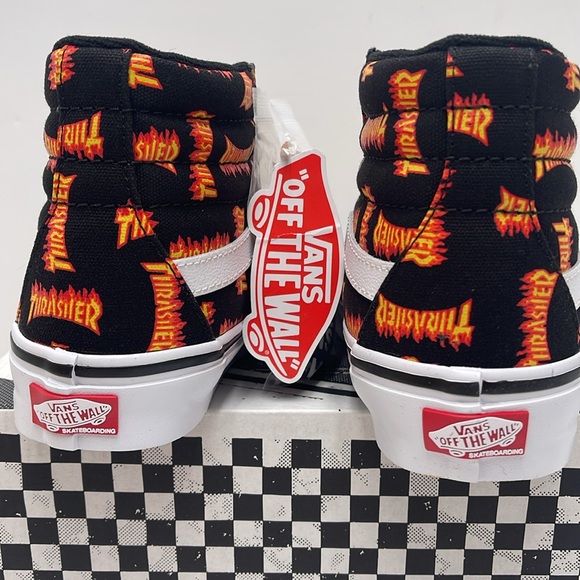 Vans WMNS Skate Sk8-Hi Thrasher Black/Multi
VN0A5FCCBML
Sneakers - Picture 13 of 16